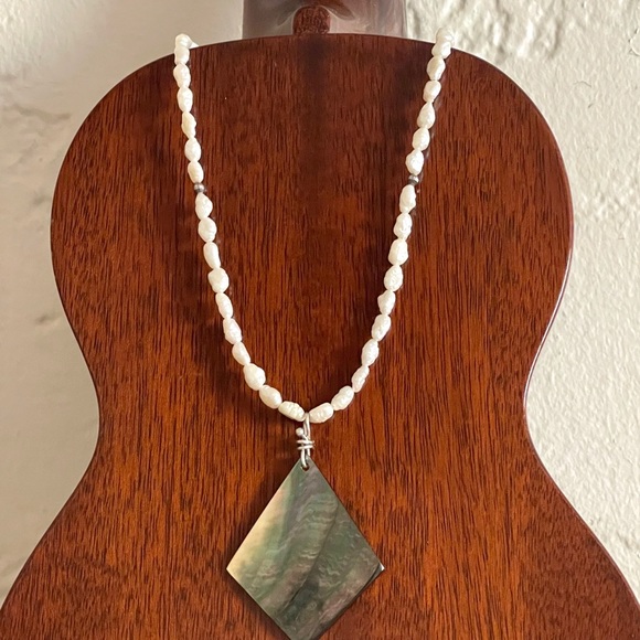 Handcrafted cultured freshwater rice pearl necklace. - Picture 5 of 10